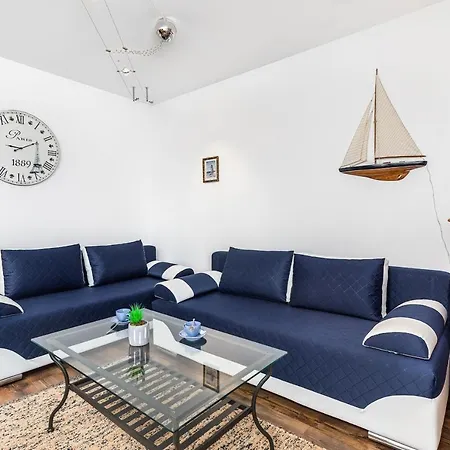 Plac Neptuna - Apartament Z Balkonem - Centrum By Renters Apartment