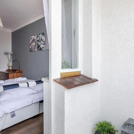 Plac Neptuna - Apartament Z Balkonem - Centrum By Renters Apartment